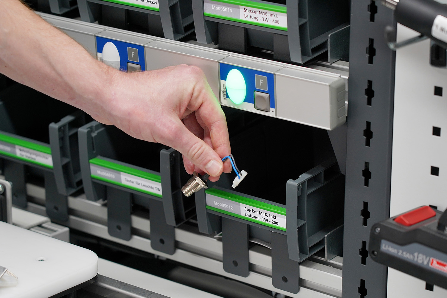 Das Assistenzsystem elution two assembly steuert eine Pick-by-Light-Vorrichtung an, sodass der Monteur schnell und fehlerfrei zum richtigen Bauteil greift.
