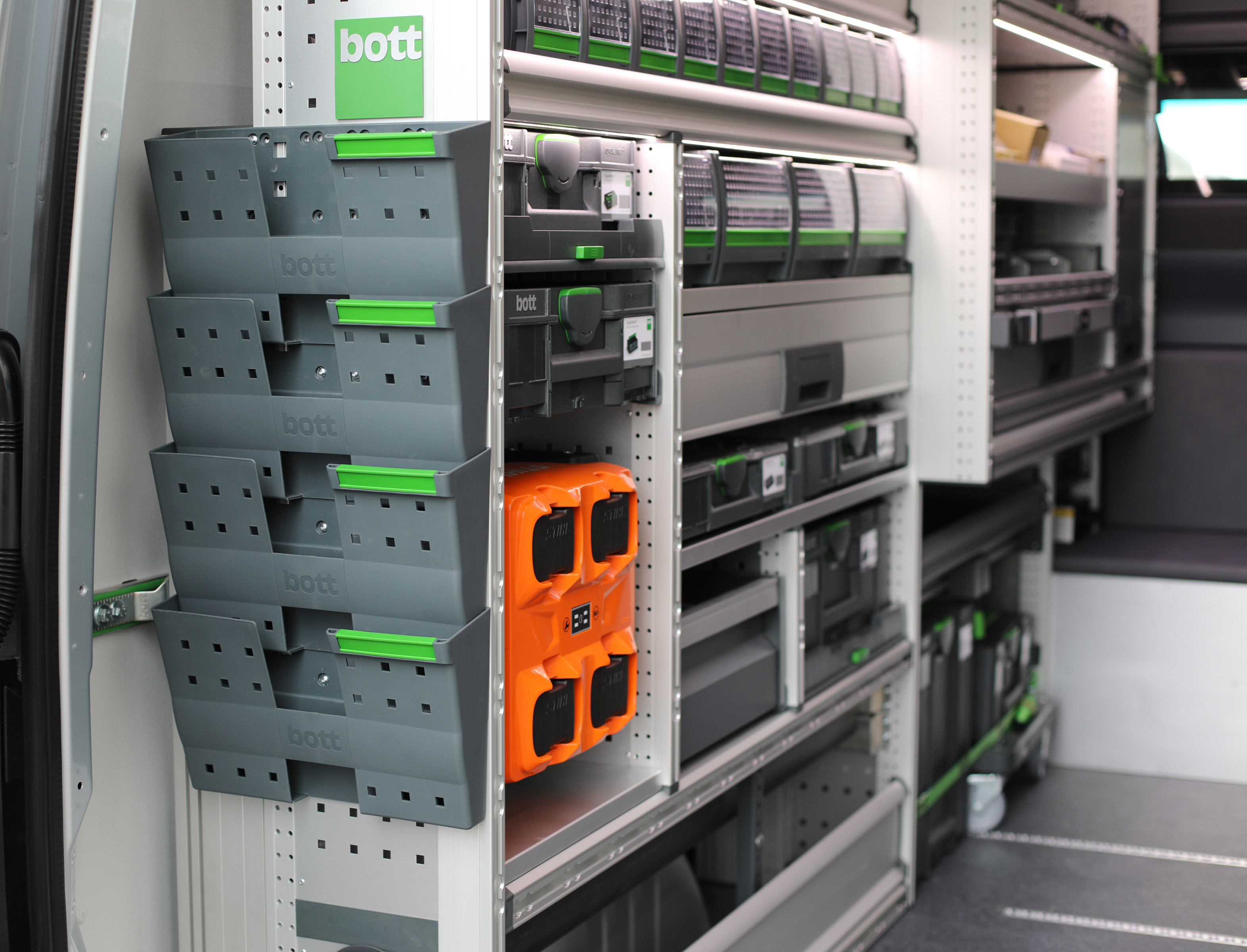 Bild1-BAU-2023-Ladungssicherung-im-Mercedes-Benz-Sprinter.jpg